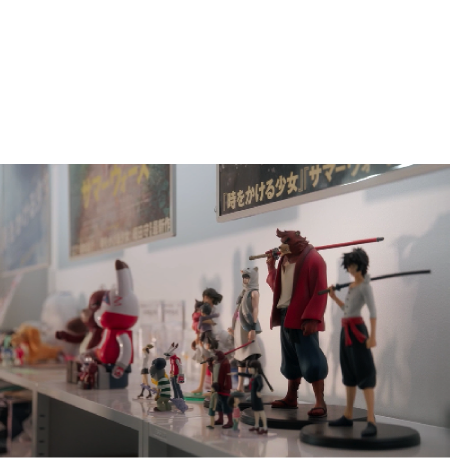 スタジオ地図のロゴと、キャラクターのフィギュアが並ぶ写真